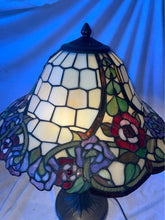 Load image into Gallery viewer, Beautiful Unique Tiffany Style Table Lamp