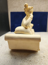 Load image into Gallery viewer, Venus Victrix Pauline Bonaparte Nude Canova Sculpture Statue Reclining Couch