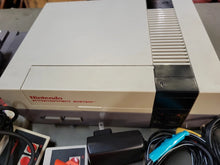 Load image into Gallery viewer, Nintendo NES video game Console NES VTG Zapper 1985 + 7 games lot WORKING