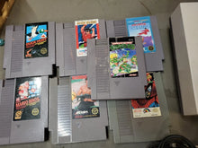 Load image into Gallery viewer, Nintendo NES video game Console NES VTG Zapper 1985 + 7 games lot WORKING