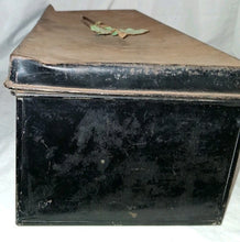 Load image into Gallery viewer, World War I (WWI) US Navy Officer's Bicorn Hat and Epauletts In Original Case
