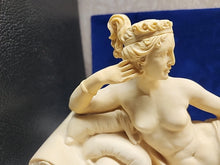 Load image into Gallery viewer, Venus Victrix Pauline Bonaparte Nude Canova Sculpture Statue Reclining Couch
