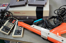 Load image into Gallery viewer, Nintendo NES video game Console NES VTG Zapper 1985 + 7 games lot WORKING
