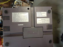 Load image into Gallery viewer, Nintendo NES video game Console NES VTG Zapper 1985 + 7 games lot WORKING
